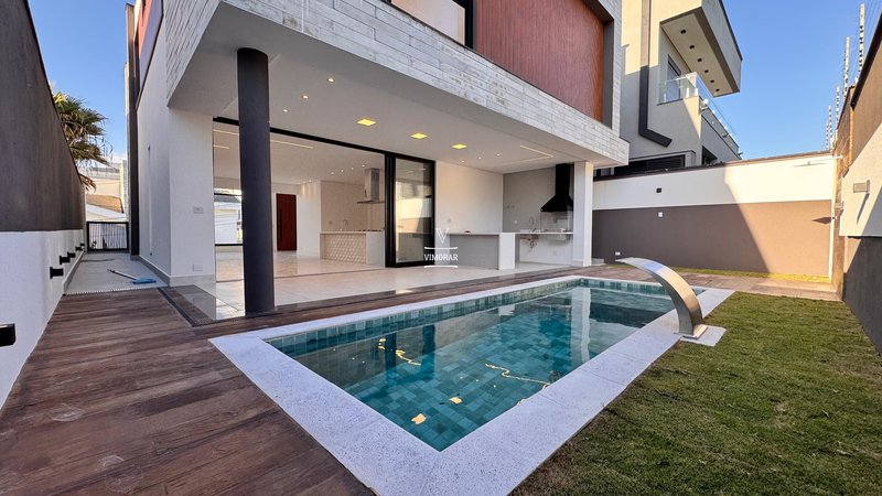 Sobrado em condom&iacute;nio 4 su&iacute;tes + 4 vagas de garagem  Arujá - 