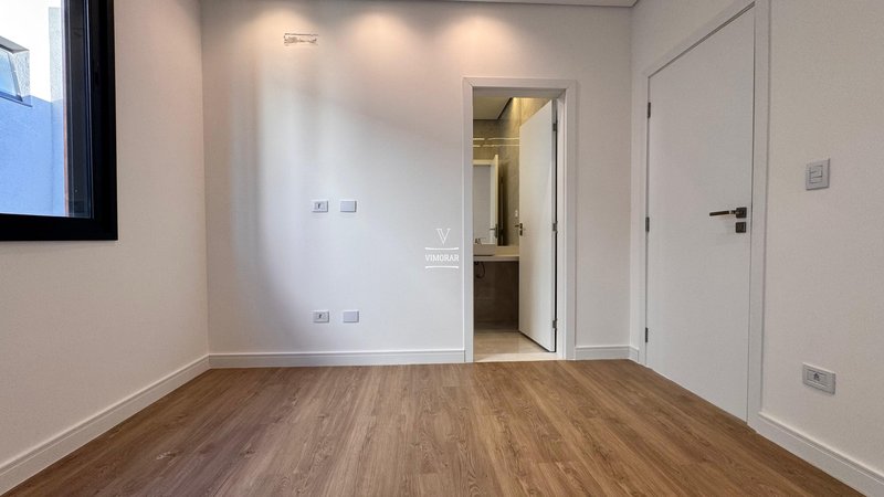 Sobrado em condom&iacute;nio 4 su&iacute;tes + 4 vagas de garagem  Arujá - 