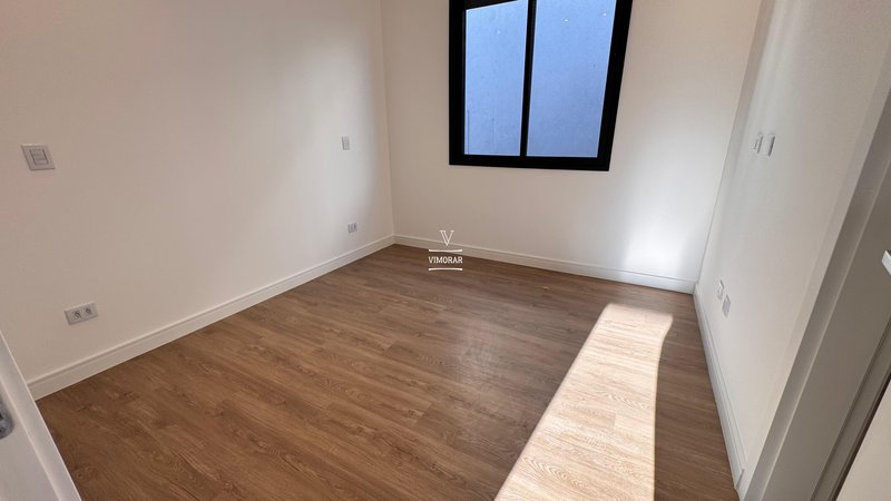 Sobrado em condom&iacute;nio 4 su&iacute;tes + 4 vagas de garagem  Arujá - 