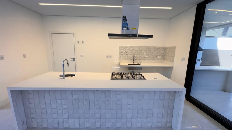 Sobrado em condom&iacute;nio 4 su&iacute;tes + 4 vagas de garagem  Arujá - 