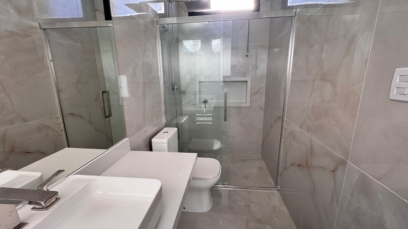 Sobrado em condom&iacute;nio 4 su&iacute;tes + 4 vagas de garagem  Arujá - 