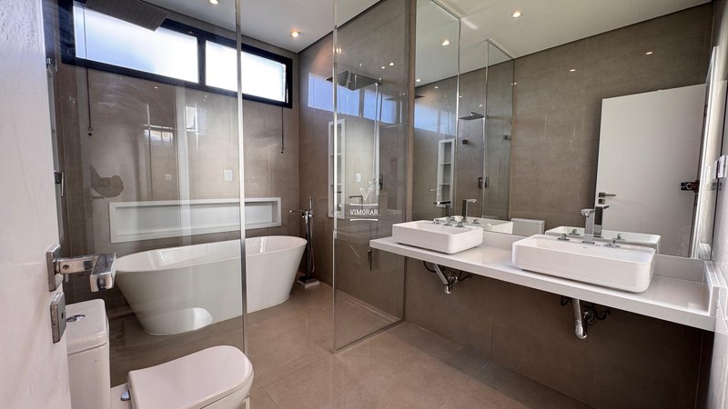 Sobrado em condom&iacute;nio 4 su&iacute;tes + 4 vagas de garagem  Arujá - 