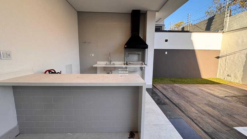 Sobrado em condom&iacute;nio 4 su&iacute;tes + 4 vagas de garagem  Arujá - 