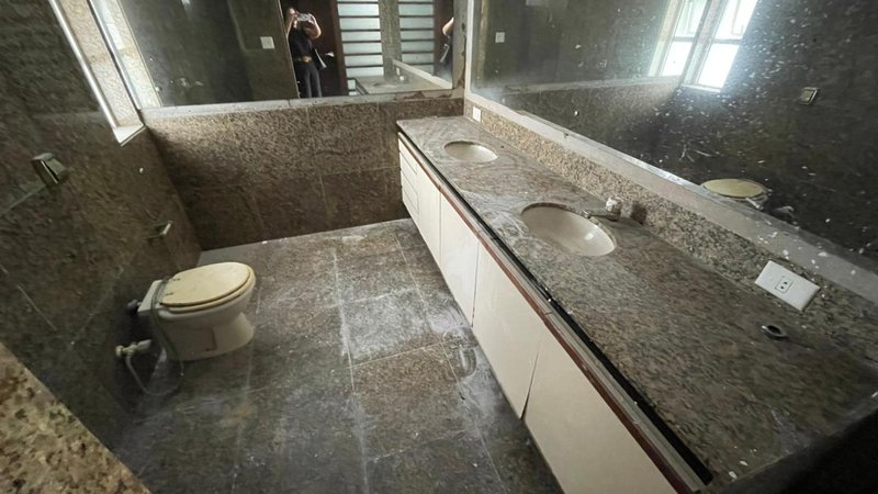 5 quartos (3 suítes, sendo 1 master). 362,47m². Nascente. Andar alto. 3 vagas de garagem Rua Félix de Brito Melo Recife - 