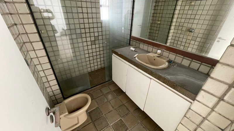 5 quartos (3 suítes, sendo 1 master). 362,47m². Nascente. Andar alto. 3 vagas de garagem Rua Félix de Brito Melo Recife - 