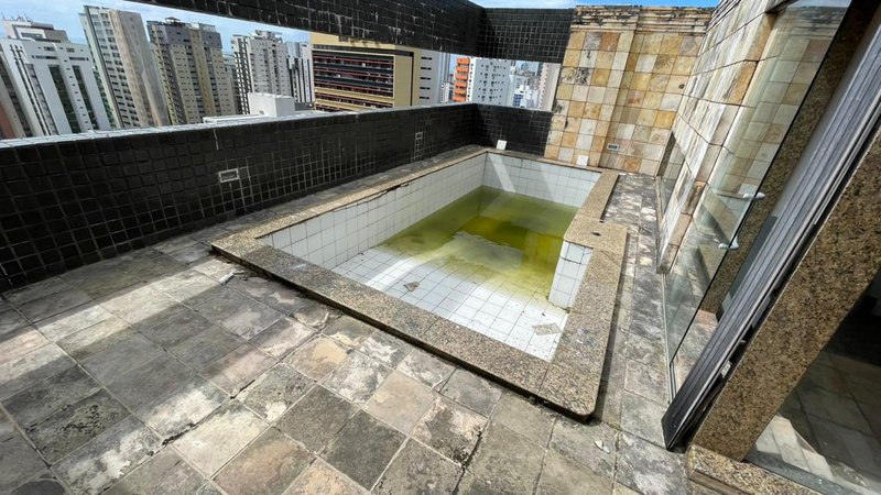 5 quartos (3 suítes, sendo 1 master). 362,47m². Nascente. Andar alto. 3 vagas de garagem Rua Félix de Brito Melo Recife - 