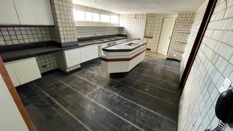 5 quartos (3 suítes, sendo 1 master). 362,47m². Nascente. Andar alto. 3 vagas de garagem Rua Félix de Brito Melo Recife - 