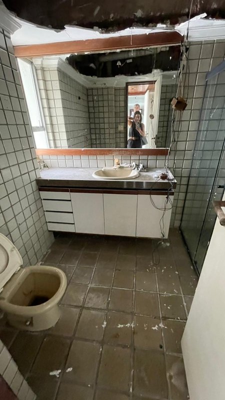 5 quartos (3 suítes, sendo 1 master). 362,47m². Nascente. Andar alto. 3 vagas de garagem Rua Félix de Brito Melo Recife - 