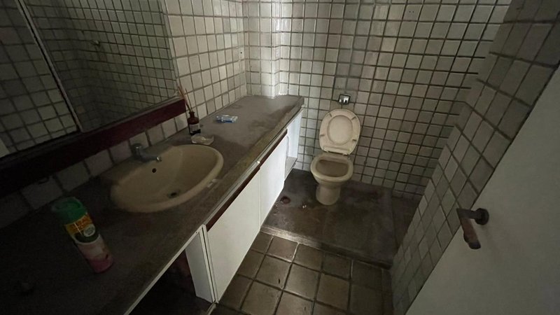 5 quartos (3 suítes, sendo 1 master). 362,47m². Nascente. Andar alto. 3 vagas de garagem Rua Félix de Brito Melo Recife - 