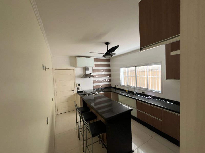 Sobrado 3 dormit&oacute;rios sendo 1 su&iacute;te + 2 vagas de garagem  Guarulhos - 