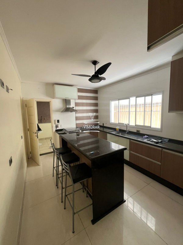 Sobrado 3 dormit&oacute;rios sendo 1 su&iacute;te + 2 vagas de garagem  Guarulhos - 