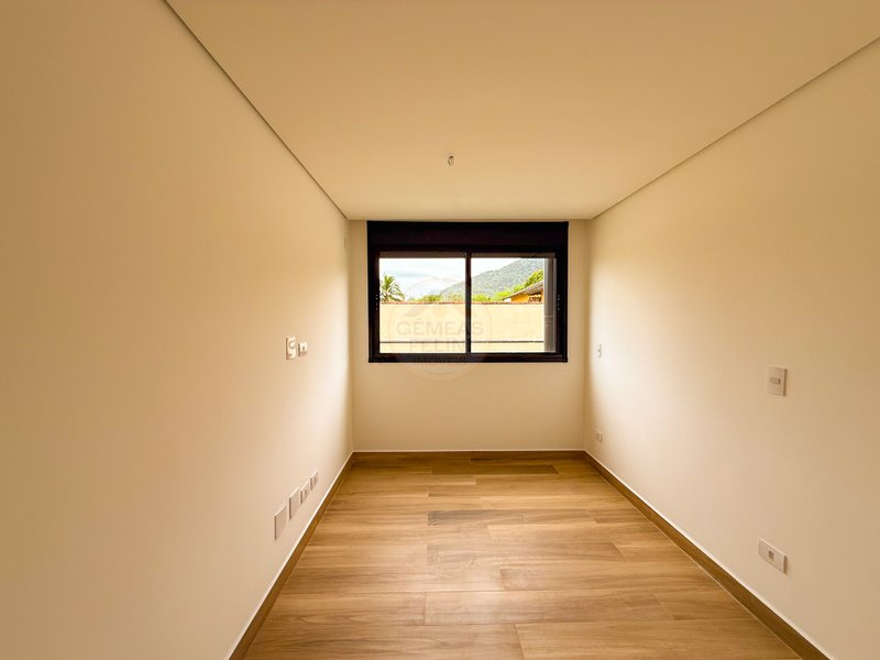 Casa em Condomínio na Praia de Juquehy - À VENDA  São Sebastião - 