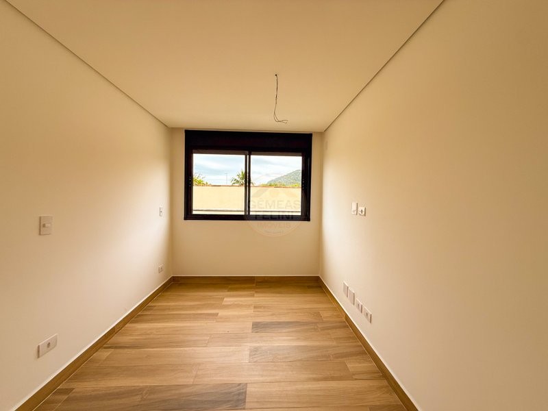 Casa em Condomínio na Praia de Juquehy - À VENDA  São Sebastião - 