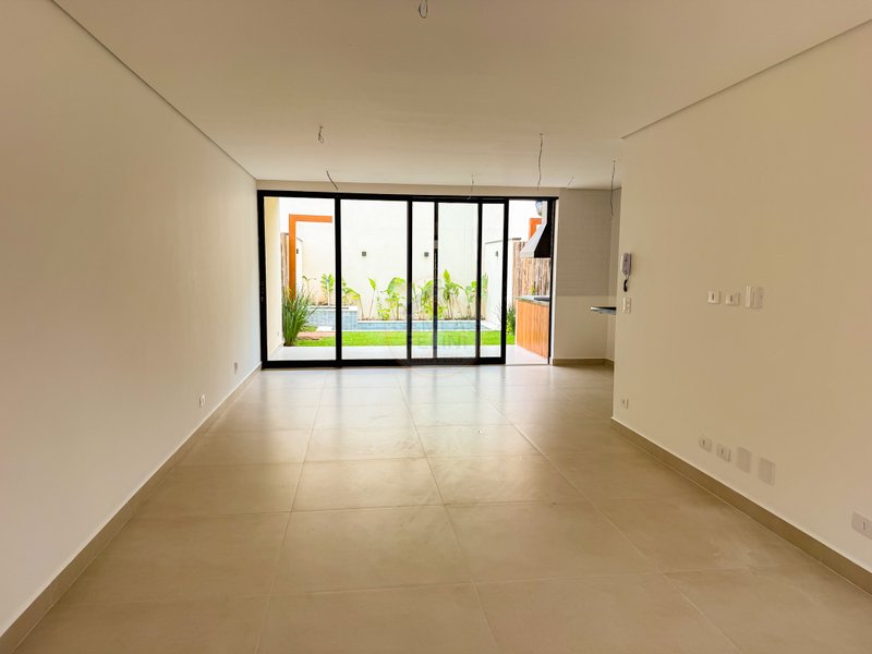 Casa em Condomínio na Praia de Juquehy - À VENDA  São Sebastião - 