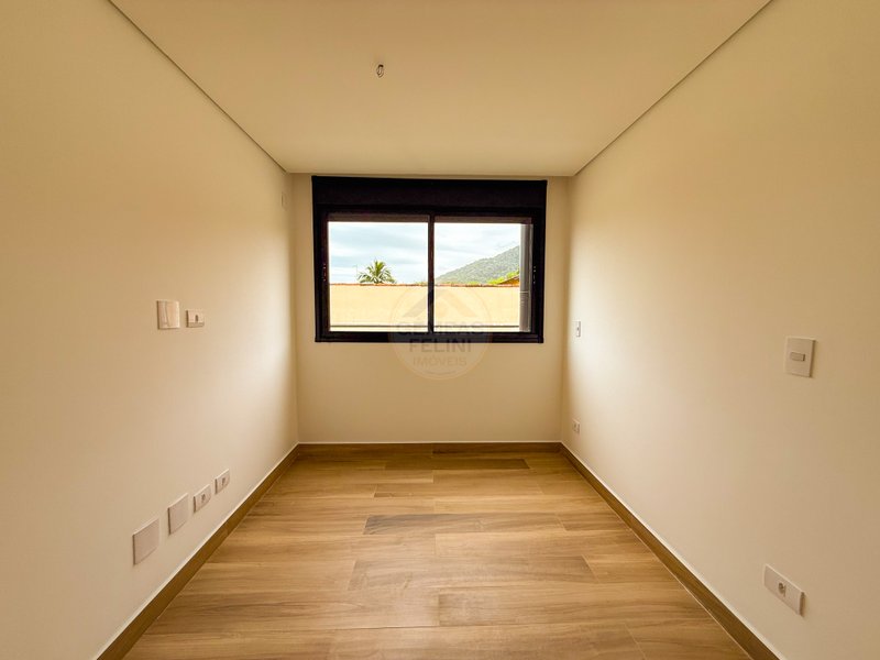 Casa em Condomínio na Praia de Juquehy - À VENDA  São Sebastião - 