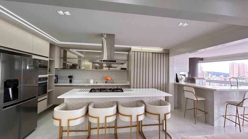 APARTAMENTO À VENDA - MOBILIADO – ALTO PADRÃO - 151M2 - 3 SUÍTE Rua Ipanema Praia Grande - 