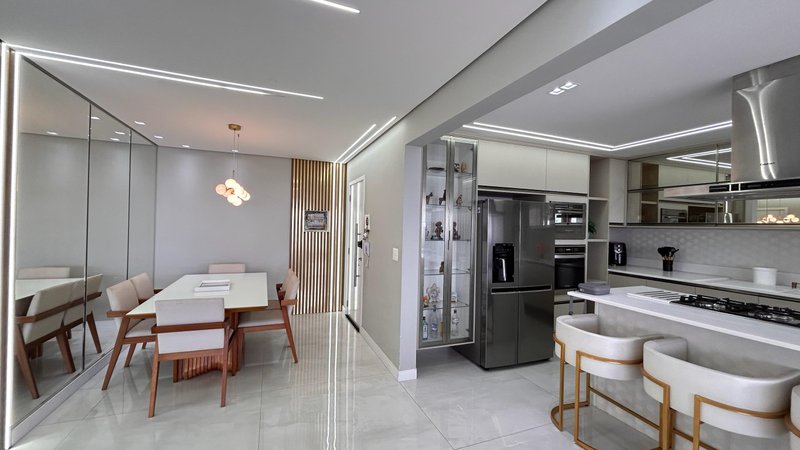 APARTAMENTO À VENDA - MOBILIADO – ALTO PADRÃO - 151M2 - 3 SUÍTE Rua Ipanema Praia Grande - 