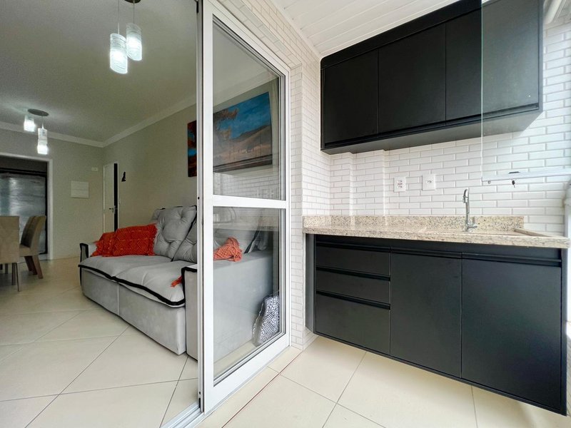 APARTAMENTO À VENDA - MOBILIADO – 60M2 – 2 QUARTOS Rua Meinacos Praia Grande - 