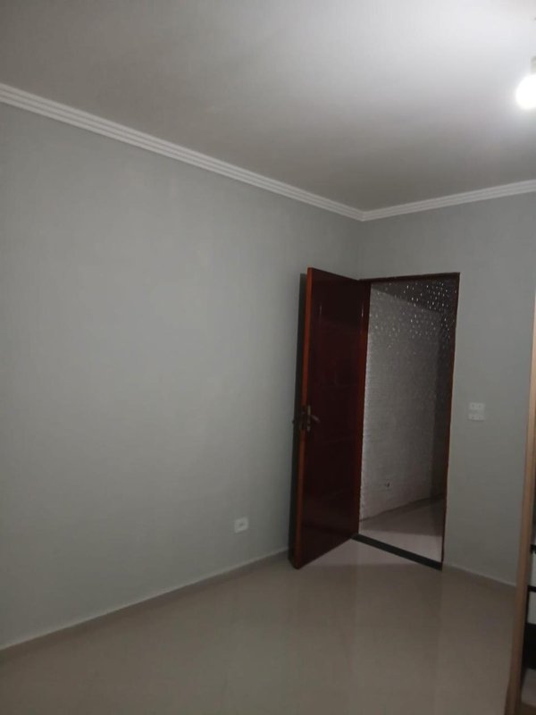 Casa 3 dormit&oacute;rios sendo 1 su&iacute;te + 2 vagas de garagem  Suzano - 