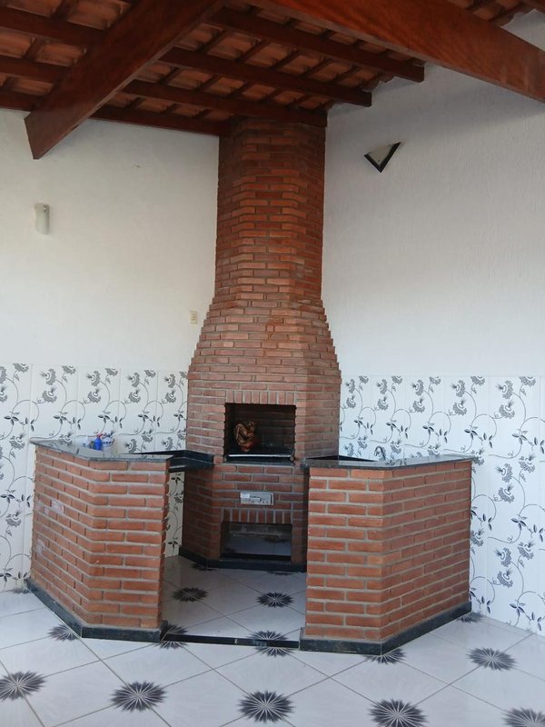 Casa 3 dormit&oacute;rios sendo 1 su&iacute;te + 2 vagas de garagem  Suzano - 