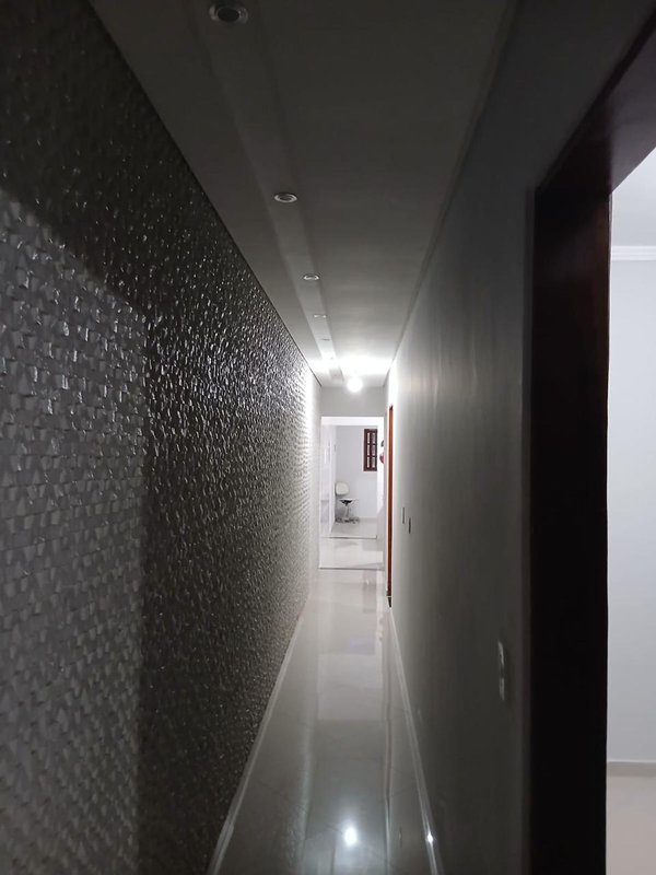 Casa 3 dormit&oacute;rios sendo 1 su&iacute;te + 2 vagas de garagem  Suzano - 