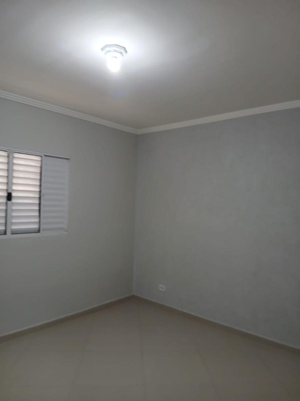 Casa 3 dormit&oacute;rios sendo 1 su&iacute;te + 2 vagas de garagem  Suzano - 