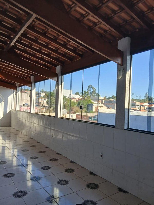 Casa 3 dormit&oacute;rios sendo 1 su&iacute;te + 2 vagas de garagem  Suzano - 