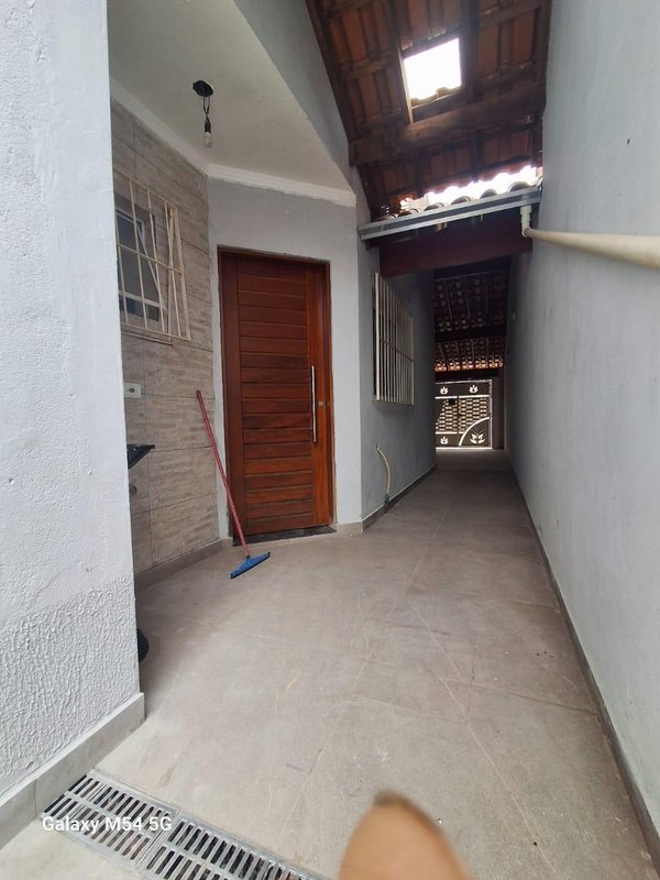 Casa 3 dormit&oacute;rios sendo 1 su&iacute;te + 2 vagas de garagem  Suzano - 