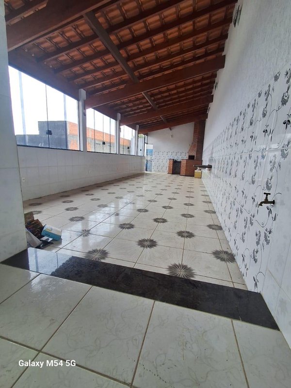 Casa 3 dormit&oacute;rios sendo 1 su&iacute;te + 2 vagas de garagem  Suzano - 