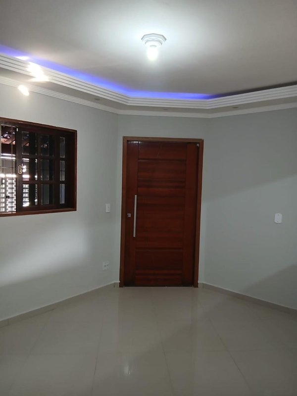 Casa 3 dormit&oacute;rios sendo 1 su&iacute;te + 2 vagas de garagem  Suzano - 