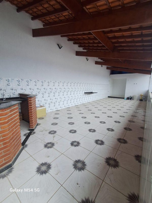 Casa 3 dormit&oacute;rios sendo 1 su&iacute;te + 2 vagas de garagem  Suzano - 