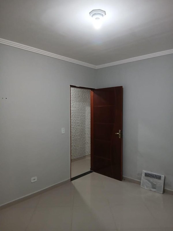 Casa 3 dormit&oacute;rios sendo 1 su&iacute;te + 2 vagas de garagem  Suzano - 