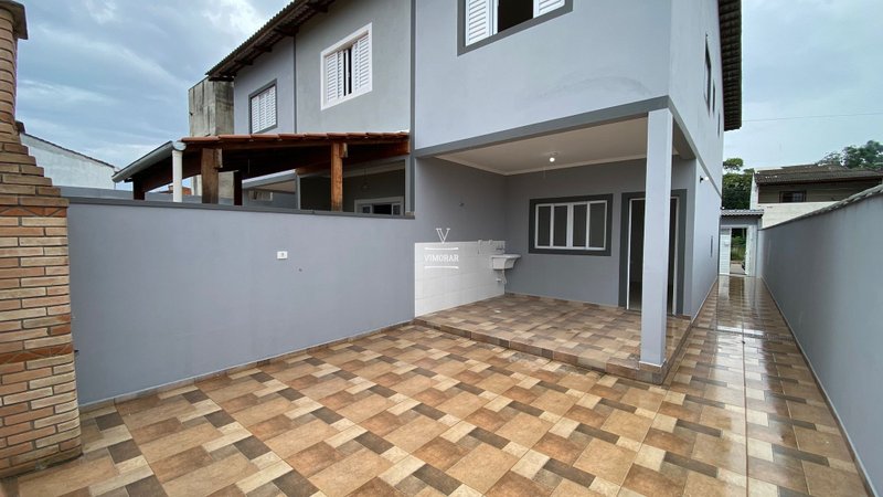 Sobrado 3 dormit&oacute;rios sendo 1 su&iacute;te + 2 vagas de garagem  Itaquaquecetuba - 