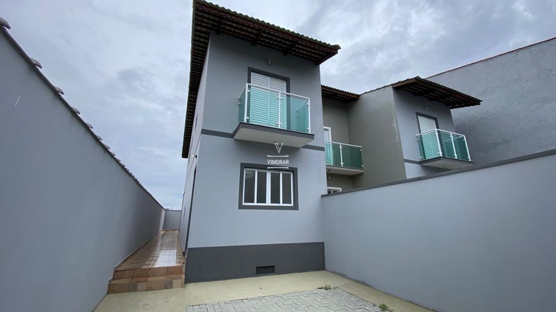 Sobrado 3 dormit&oacute;rios sendo 1 su&iacute;te + 2 vagas de garagem  Itaquaquecetuba - 