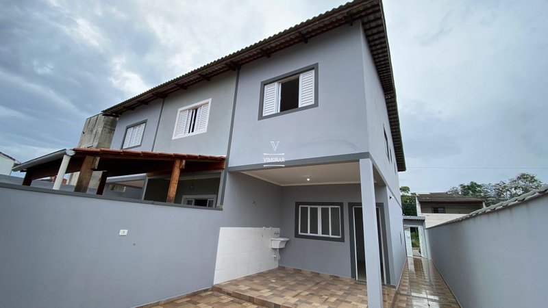 Sobrado 3 dormit&oacute;rios sendo 1 su&iacute;te + 2 vagas de garagem  Itaquaquecetuba - 