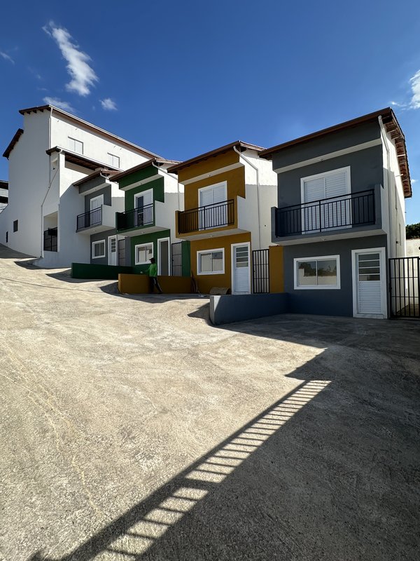 CASAS PRONTAS PARA MORAR — ESTÂNCIA LAGO AZUL! Rua Tibagi Franco da Rocha - 