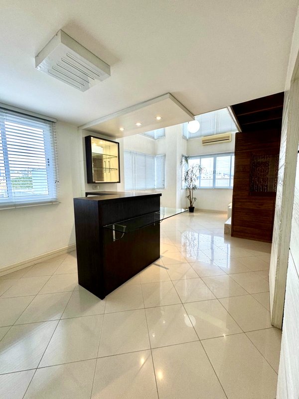 R$ 640.000 - &Oacute;TIMO APARTAMENTO DUPLEX - 63M2 - 1 DORM - SU&Iacute;TE - 2 VAGAS - 2 DEP&Oacute;SITOS Rua Vicente da Fontoura Porto Alegre - 