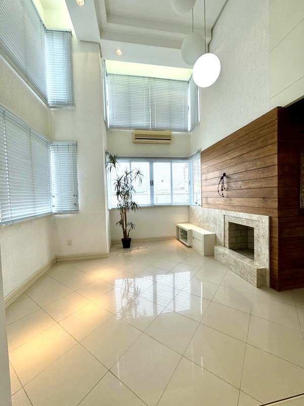 R$ 640.000 - &Oacute;TIMO APARTAMENTO DUPLEX - 63M2 - 1 DORM - SU&Iacute;TE - 2 VAGAS - 2 DEP&Oacute;SITOS Rua Vicente da Fontoura Porto Alegre - 