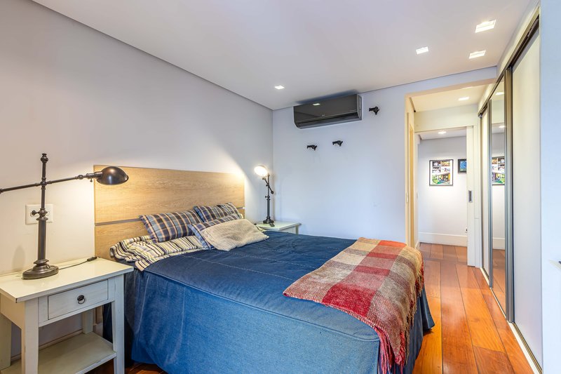 Apto Alto Padrão Reformado no Itaim Bibi: 190 m² | 3 Suítes | 5 Banheiros | aceita permuta Rua Itacema São Paulo - 