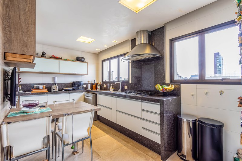 Apto Alto Padrão Reformado no Itaim Bibi: 190 m² | 3 Suítes | 5 Banheiros | aceita permuta Rua Itacema São Paulo - 