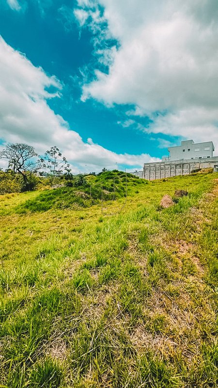 Terreno de 1006 m² no Condomínio Lago Dourado Estrada do Tanquinho Jacareí - 