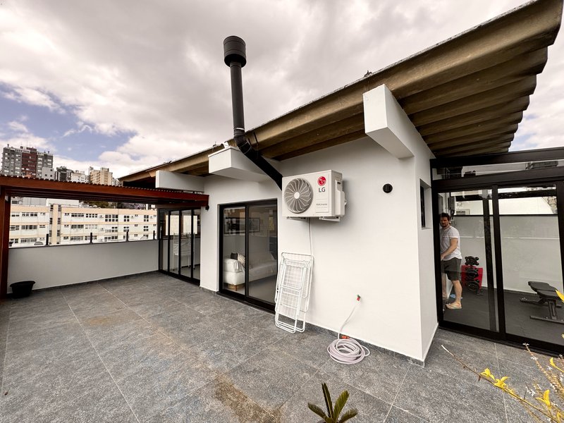 R$ 1.500.000 - &Oacute;TIMA COBERTURA DUPLEX - REFORMADA - 202M2 - 3 DORM - 2 SU&Iacute;TES - 2 VAGAS Rua Passo da Pátria Porto Alegre - 