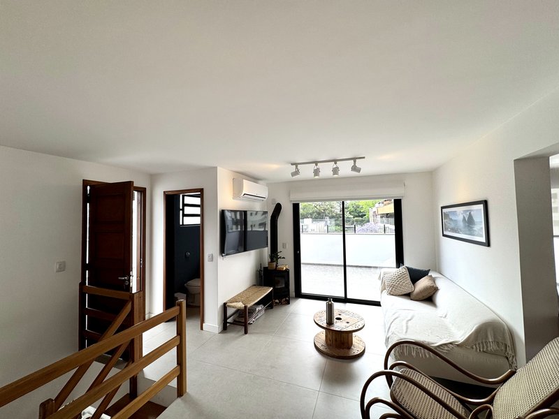 R$ 1.500.000 - &Oacute;TIMA COBERTURA DUPLEX - REFORMADA - 202M2 - 3 DORM - 2 SU&Iacute;TES - 2 VAGAS Rua Passo da Pátria Porto Alegre - 