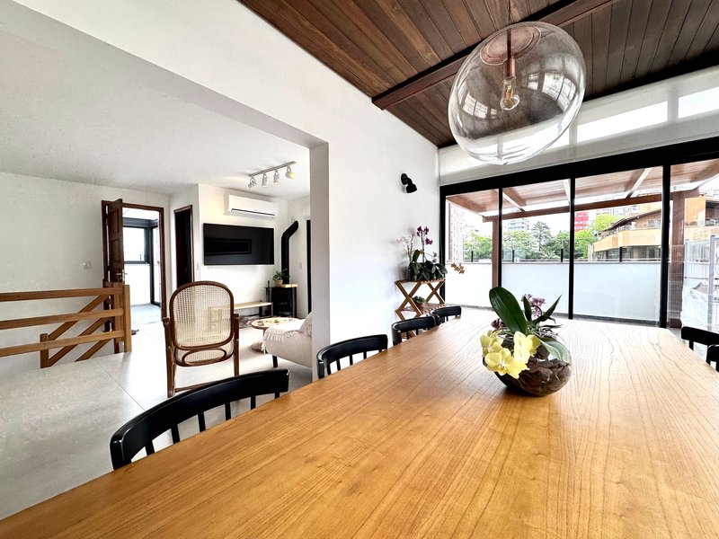 R$ 1.500.000 - &Oacute;TIMA COBERTURA DUPLEX - REFORMADA - 202M2 - 3 DORM - 2 SU&Iacute;TES - 2 VAGAS Rua Passo da Pátria Porto Alegre - 