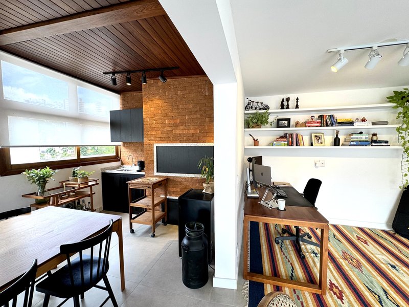 R$ 1.500.000 - &Oacute;TIMA COBERTURA DUPLEX - REFORMADA - 202M2 - 3 DORM - 2 SU&Iacute;TES - 2 VAGAS Rua Passo da Pátria Porto Alegre - 