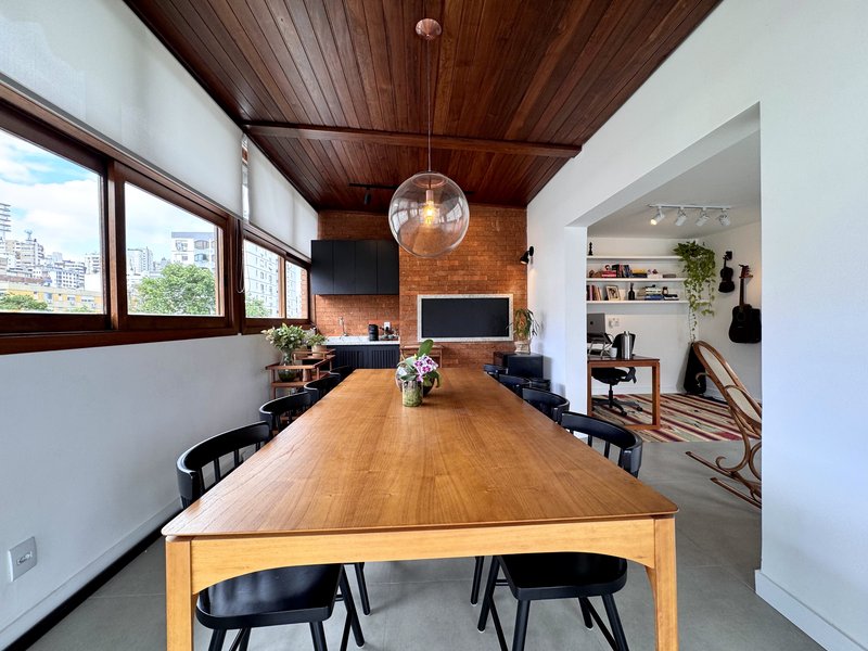 R$ 1.500.000 - &Oacute;TIMA COBERTURA DUPLEX - REFORMADA - 202M2 - 3 DORM - 2 SU&Iacute;TES - 2 VAGAS Rua Passo da Pátria Porto Alegre - 