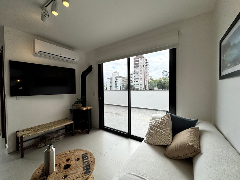 R$ 1.500.000 - &Oacute;TIMA COBERTURA DUPLEX - REFORMADA - 202M2 - 3 DORM - 2 SU&Iacute;TES - 2 VAGAS Rua Passo da Pátria Porto Alegre - 