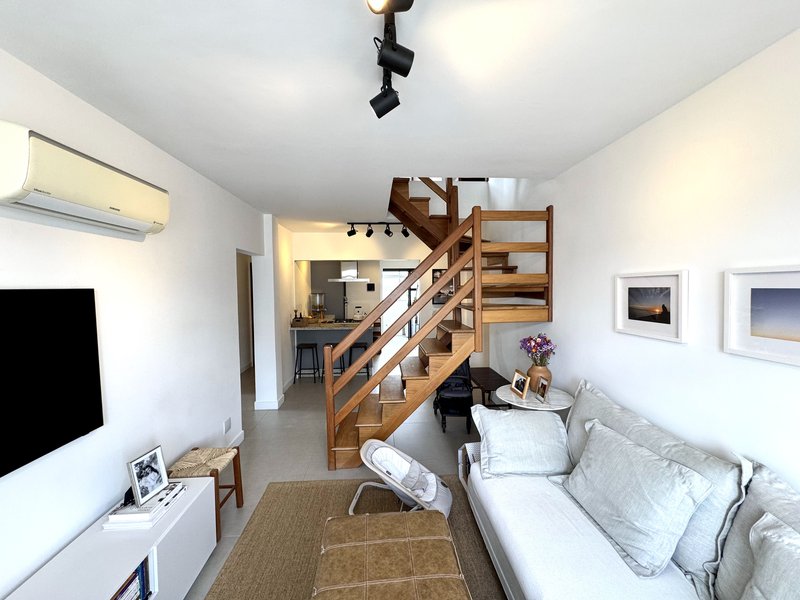 R$ 1.500.000 - &Oacute;TIMA COBERTURA DUPLEX - REFORMADA - 202M2 - 3 DORM - 2 SU&Iacute;TES - 2 VAGAS Rua Passo da Pátria Porto Alegre - 