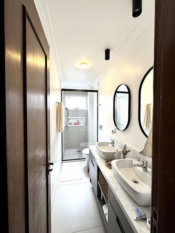 R$ 1.500.000 - &Oacute;TIMA COBERTURA DUPLEX - REFORMADA - 202M2 - 3 DORM - 2 SU&Iacute;TES - 2 VAGAS Rua Passo da Pátria Porto Alegre - 