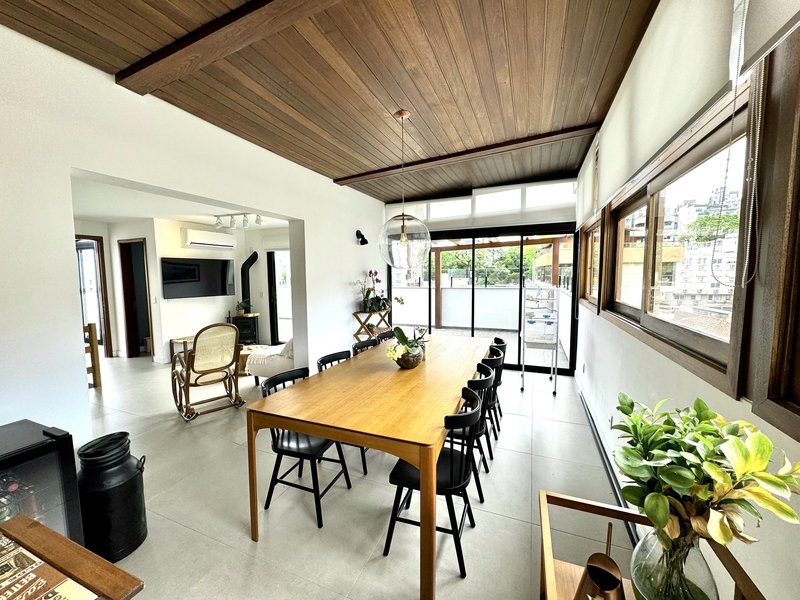 R$ 1.500.000 - &Oacute;TIMA COBERTURA DUPLEX - REFORMADA - 202M2 - 3 DORM - 2 SU&Iacute;TES - 2 VAGAS Rua Passo da Pátria Porto Alegre - 